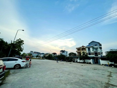 Liên mạc nhà mới kính kong xách vali ở luôn 31m2, 5 tầng ô tô đỗ cửa 4