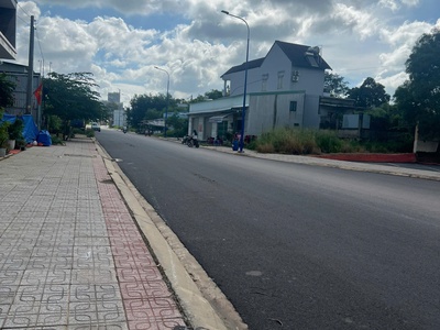 Chính chủ cần bán gấp 1 đất mặt tiền và 1 nhà thuộc khu vực tp. hồ chí minh 1