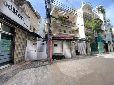 Huỳnh văn bánh - xe hơi đỗ cổng - gần mặt tiền - nở hậu tài lộc 0
