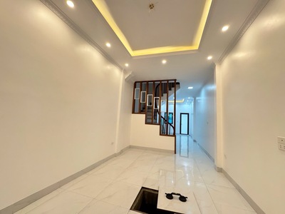 Nhà mới hoàng liên-liên mạc 5 tầng lô góc ô tô đỗ cổng nhỉnh 4 tỷ 2