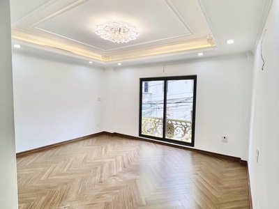 Bán nhà khuyến lương 6 tầng thang máy long lanh lô góc ô tô tránh vào nhà kinh doanh hoàng mai 1