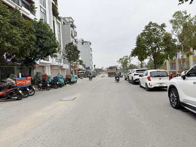 Cần bán 90m2 đất TĐC Ngọc Thụy - Đường trước 17m, đường sau 4m, cách 15m ra hồ điều hòa 2