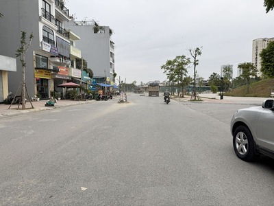 Cần bán 90m2 đất TĐC Ngọc Thụy - Đường trước 17m, đường sau 4m, cách 15m ra hồ điều hòa 4