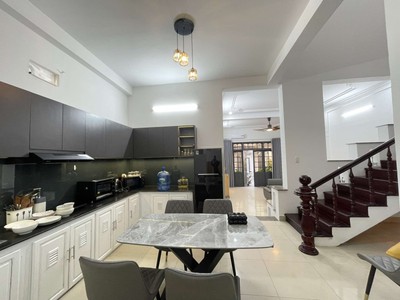 Bán nhà 2 tầng sát biển mỹ khê, 128m , ngang 6.8m, dòng tiền 40 triệu/tháng, giá 17.9 tỷ 0