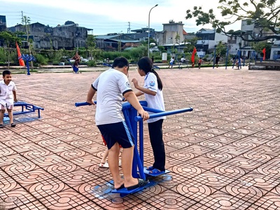 Bán gấp nhà 2 tầng kiên cố   ô tô đỗ cửa 4