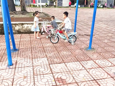 Bán gấp nhà 2 tầng kiên cố   ô tô đỗ cửa 2