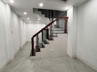 Nhà mới xây- hộ khẩu ngọc thụy - 3 tầng,4 phòng ngủ - 4ty25- 10p sang phố cổ 3