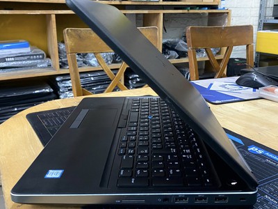 Laptop Dell Precision 7520 Core i7-7700HQ Ram 16GB SSD 512GB 2 VGA Rời M1200 Màn 15.6 Inch Full HD 4