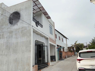 Bán nhà 1 trệt 1 lầu mới tinh, gần cầu đồng khởi, sr,tc, chỉ 3 tỷ 790 4
