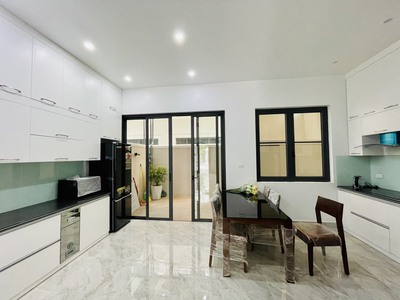 Cho thuê nguyên căn 5 phòng ngủ Vinhomes Marina 4