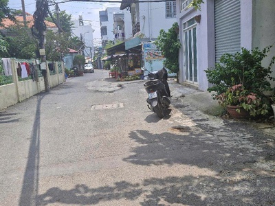 Vị  trí siêu đỉnh, lô góc 3 mặt tiền xe tải tránh, tiện mua ở ,làm văn phòng trụ sở công ty  98 m2 2