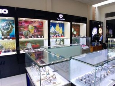Thanh Lý Cửa Hàng Đồng Hồ,  200 Đồng Hồ Mới    10 Tủ Trang Trí: 250 Triệu 0