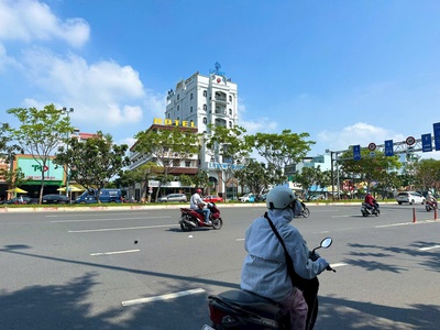Nhà mặt tiền đường lê văn việt diện tích 240m vị trí đẹp kinh doanh tốt 2