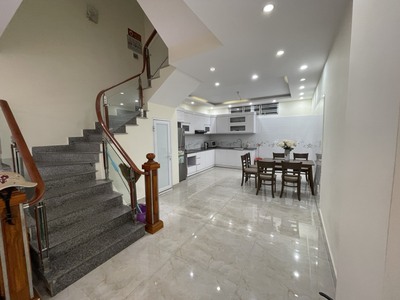 Cho thuê nhà phố Văn Cao vị trí đẹp, 5 p.ngủ  55m2 . 5