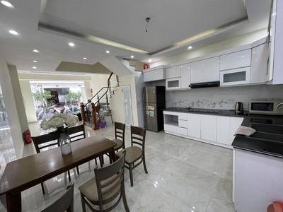 Cho thuê nhà phố Văn Cao vị trí đẹp, 5 p.ngủ  55m2 . 0