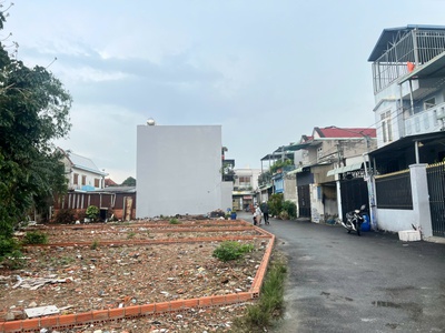 Đất đẹp 80m2, thổ cư, đường nhựa 5m, kế chợ dĩ an, giá cực mềm chỉ 3,1 tỷ 0
