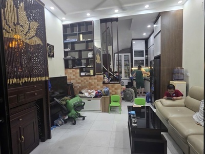 Quan hoa cầu giấy 28m x mt 4,1m giá 6,8 tỷ ngõ rộng 3m,thông các hướng 0