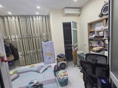 Quan hoa cầu giấy 28m x mt 4,1m giá 6,8 tỷ ngõ rộng 3m,thông các hướng 3