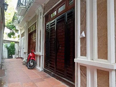 Hơn 5 tỷ - nhà thạch bàn - ô tô đỗ cổng 0
