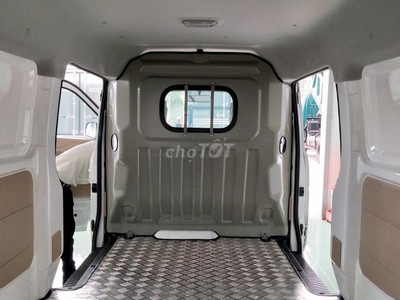 Xe Van đi trong phố Thaco TF420 chở 2 người 0