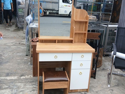 Bàn trang điểm thiết kế đơn giản, hình gỗ, sang trọng 0