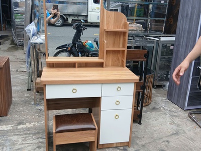 Bàn trang điểm thiết kế đơn giản, hình gỗ, sang trọng 2