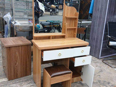 Bàn trang điểm thiết kế đơn giản, hình gỗ, sang trọng 3