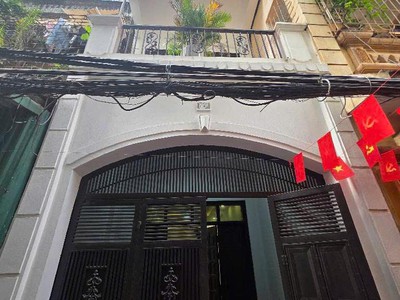 Nhà dân xây 4 tầng   ô chờ thang máy  268  phố ngọc thụy   long biên   68,2m    10,7 tỷ 0