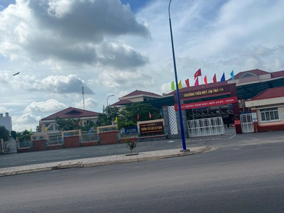Cần bán gấp 1 đất mặt tiền và 1 nhà thuộc khu vực tp.hồ chí minh 3