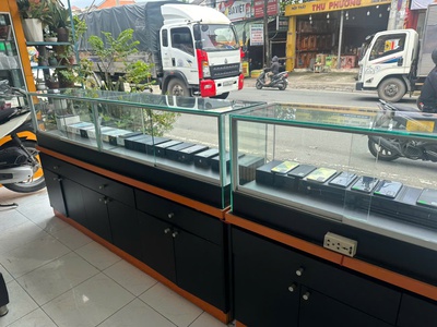 Mình cần thanh lý 3 tủ kính và bàn còn mới nguyên, tủ để điện thoại hoặc thuốc tây 4