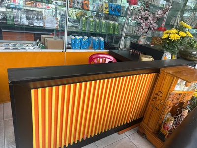 Mình cần thanh lý 3 tủ kính và bàn còn mới nguyên, tủ để điện thoại hoặc thuốc tây 1