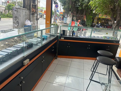 Mình cần thanh lý 3 tủ kính và bàn còn mới nguyên, tủ để điện thoại hoặc thuốc tây 3