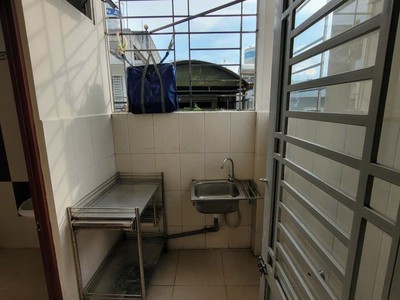 Cho thuê hòng rộng 25m2 đường bành văn trân , q10 2