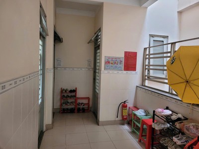Cho thuê hòng rộng 25m2 đường bành văn trân , q10 4