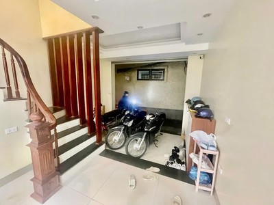 Bán nhà đê la thành nhỏ 37m2. 6 tầng. mặt tiền 4.2m. giá 10.5 tỷ đống đa hà nội 2
