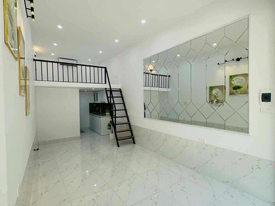 Bên phố nguyễn quý đức hoạt động mọi mặt hàng. 2
