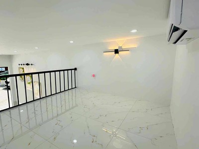 Bên phố nguyễn quý đức hoạt động mọi mặt hàng. 3