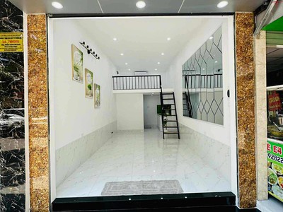Bên phố nguyễn quý đức hoạt động mọi mặt hàng. 1