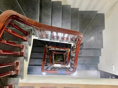 Bán nhà đê la thành nhỏ 37m2. 6 tầng. mặt tiền 4.2m. giá 10.5 tỷ đống đa hà nội 3