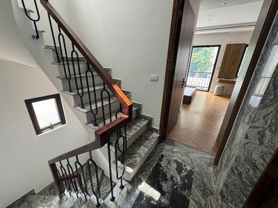 Nhà đẹp long biên   lô góc 3 mặt thoáng   thang máy   6 tầng   ô tô vào nhà  dt 40m x 5m mặt tiền 4