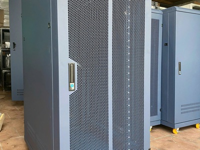 Ổ cắm nguồn PDU 6 ổ cắm 3 chấu có MCB 2P 32A kèm dây nguồn dài 2M hãng Anrack 12