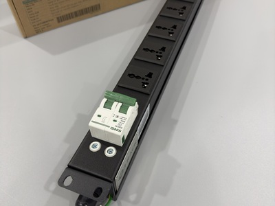 Ổ cắm nguồn PDU 6 ổ cắm 3 chấu có MCB 2P 32A kèm dây nguồn dài 2M hãng Anrack 9