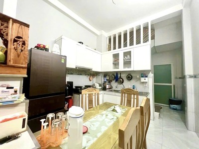 Nhà 3 tầng căn góc 2 mặt hèm đường 11 Trường Thọ, cạnh chợ Thủ Đức 1