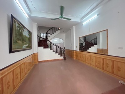 Nhà mặt phố hoàng quốc việt 48m2, 7 tầng, mặt tiền 4.8m, vỉa hè rộng 0