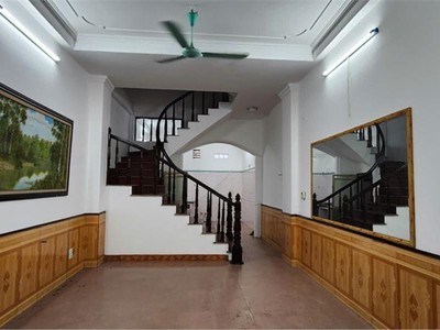 Nhà mặt phố hoàng quốc việt 48m2, 7 tầng, mặt tiền 4.8m, vỉa hè rộng 1