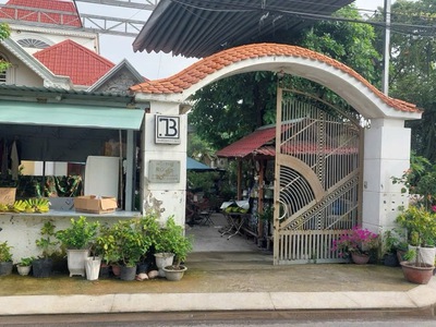 Bán nhà măt tiền , tân hiệp 19,hóc môn  300m2, 2 tầng, 5pn, sh, giá 12 tỷ. 0