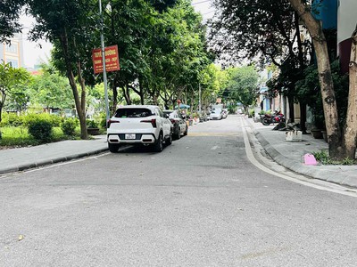 Bán nhà lô góc cổ linh- tái định cư phố trạm, 100m, mặt tiền 14m, vỉa hè, 3 ôtô tránh nhau 2