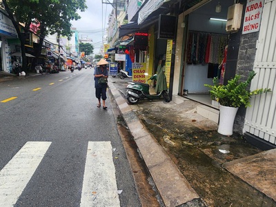 Cho thuê nhà mặt tiền ngay chợ tân hương 76m 4