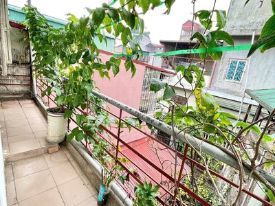 Cho thuê nhà ngõ 105 bạch mai ở gia đình, 3 tầng x 40m2, 2 ngủ, 8 triệu 2