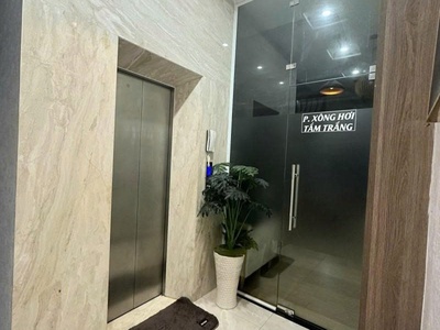 Bán nhà mặt tiền khu vip   4 tầng có thang máy   đối diện chợ, cạnh trung tâm thương mại 4